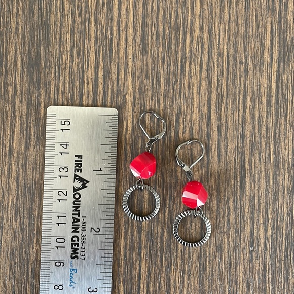 HAND CRAFTED EARRINGS Red Opaque Glass Beads Gunmetal Textured Rings - Picture 3 of 12